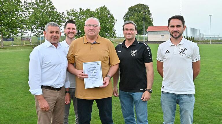 Mehr als sein halbes Leben engagiert sich Meinhard Stang (Mitte) für den TuS Großrinderfeld. Deshalb wurde er von den Mitgliedern zum Ehrenmitglied ernannt. Neben dem Vorstandsteam um Matthias Lutz, Uwe Schultheiß und Benedikt Kees (von links) gratulierte auch Fußballkreisvorsitzender Jürgen Umminger (Links außen).. Mehr als sein halbes Leben engagiert sich Meinhard Stang (Mitte) für den TuS Großrinderfeld. Deshalb wurde er von den Mitgliedern zum Ehrenmitglied ernannt. Neben dem Vorstandsteam um Matthias Lutz, Uwe Schultheiß und Benedikt Kees (von links) gratulierte auch Fußballkreisvorsitzender Jürgen Umminger (Links außen)..