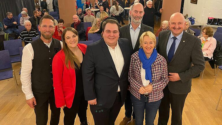 Die Lohrer SPD geht für die Bürgermeisterwahl im März 2026 mit Marc Nötscher ins Rennen. Das Bild zeigt den 28-Jährigen (Mitte) bei der Vorstellung im alten Rathaus zusammen mit (von links) dem SPD-Fraktionsvorsitzenden im Kreistag, Sven Gottschalk, der bayerischen SPD-Landesvorsitzenden Ronja Endres, dem stellvertretenden SPD-Ortsvereinsvorsitzenden Thomas Nischalke, der Landtagsabgeordneten Martina Fehlner und dem Bundestagsabgeordneten Bernd Rützel.