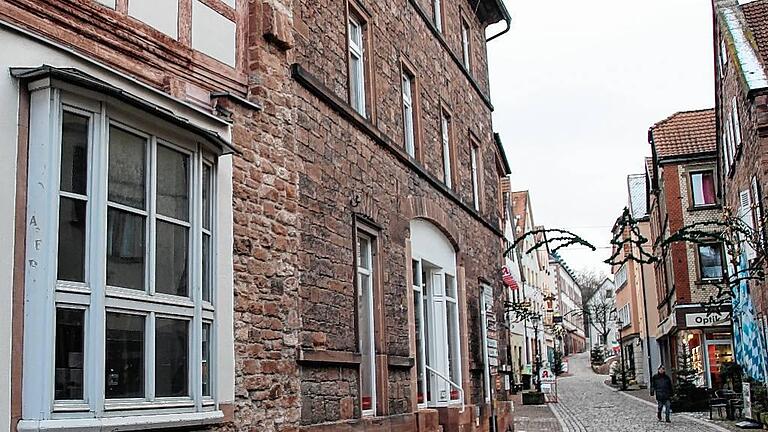 Gegenüber dem Geschäft Sitzmann, zwischen dem ehemaligen Bistro und dem Bürgerbüro Rützel, schaut ein abgeschnittenes Stück Stadtmauer hervor.