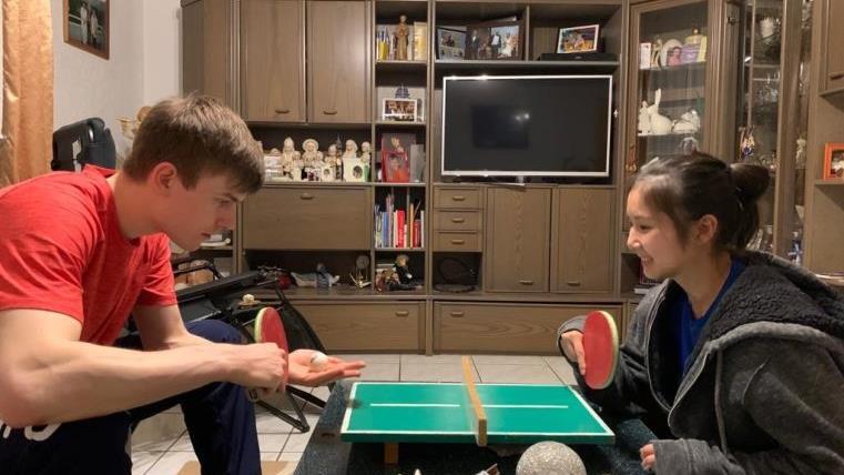 Tischtennis-Training der besonderen Art: Kilian Ort (links) und seine Freundin Loan Le spielen an einem Mini-Tisch in seinem Elternhaus in Bad Königshofen. Foto: Martha Ort       -  Tischtennis-Training der besonderen Art: Kilian Ort (links) und seine Freundin Loan Le spielen an einem Mini-Tisch in seinem Elternhaus in Bad Königshofen. Foto: Martha Ort