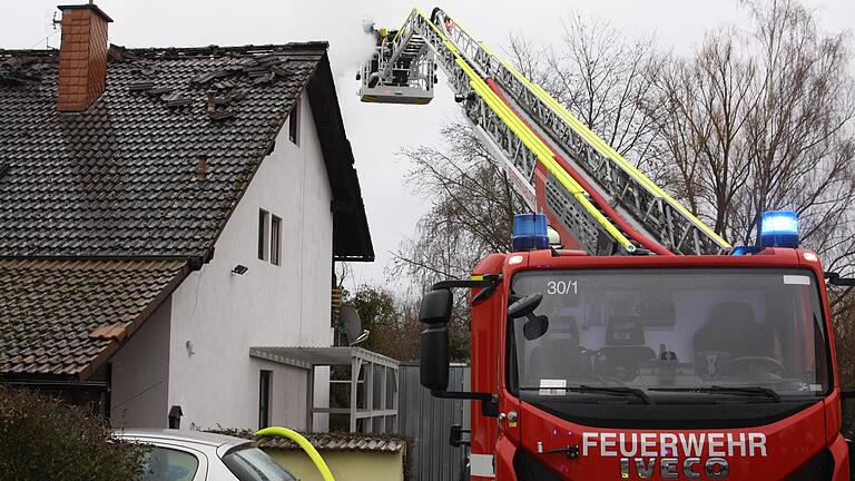 Beim Eintreffen der Feuerwehr schlugen die Flammen bereits aus dem Dach.