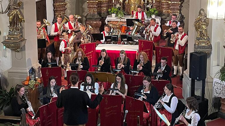 Die Musikerinnen und Musiker der Trachtenkapelle Müdesheim/Reuchelheim mit ihrem Dirigenten Stefan Keller begeisterten die Besucherinnen und Besucher beim Herbstkonzert.