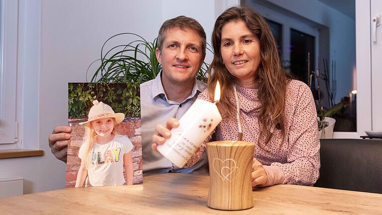 Marc und Kerstin Betz aus Rettersheim erinnern sich mit Kerzen und einem Foto von Dorothea an ihre Tochter. Sie starb kurz vor ihrem zehnten Geburtstag an den Folgen eines Hirntumors.