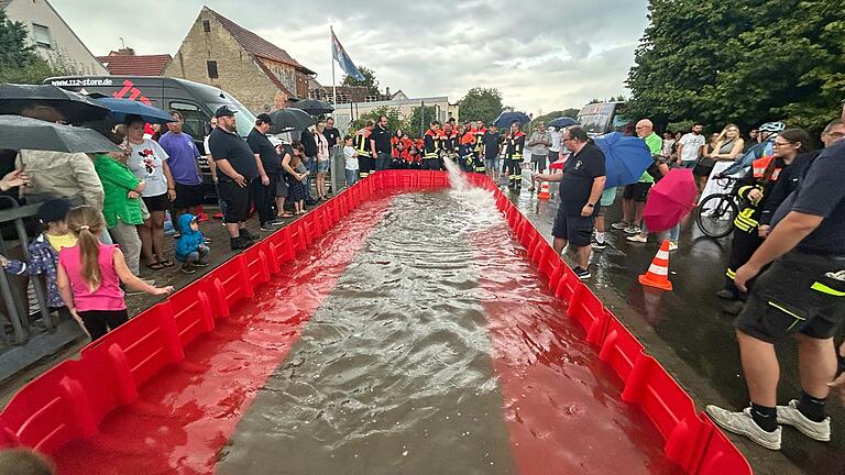 Eine mögliche Antwort auf künftige Starkregenfälle in Mainstockheim: Die Feuerwehr hat Elemente aus Kunststoff zu einer schützenden Barriere zusammengesetzt.