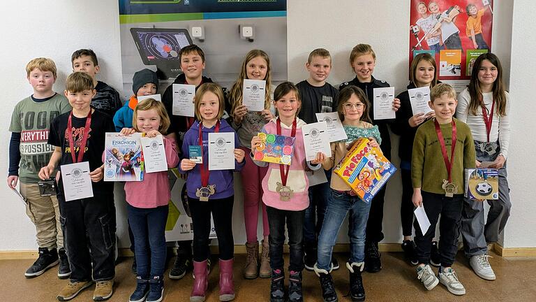 Die Teilnehmer des erstmals ausgetragenen Kids Cup erzielten tolle Ergebnisse und erhielten Medaillen, Sachpreise und Urkunden. Die Teilnehmer des erstmals ausgetragenen Kids Cup erzielten tolle Ergebnisse und erhielten Medaillen, Sachpreise und Urkunden.