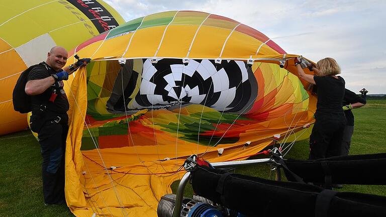 Ballonfahrer und Fallschirmspringer Hand in Hand. Für Frank Hirsch aus Giebelstadt (links) eine reizvolle Herausforderung. Ballonfahrer und Fallschirmspringer Hand in Hand. Für Frank Hirsch aus Giebelstadt (links) eine reizvolle Herausforderung.