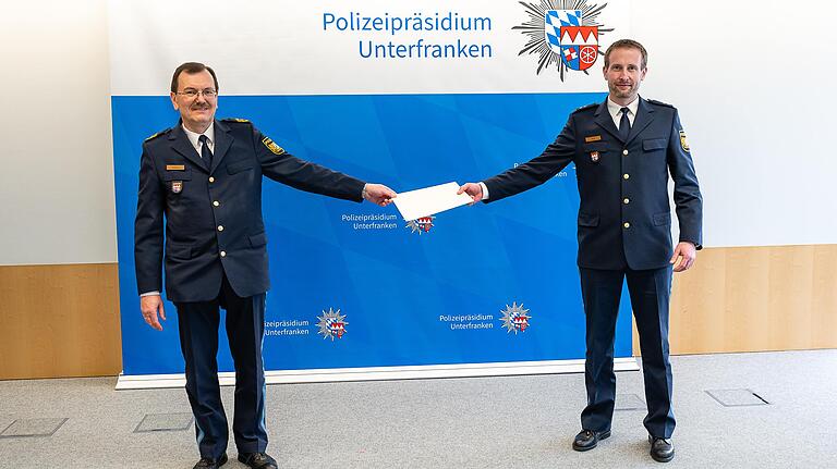 Ab 1. März neuer Chef der PI Bad Neustadt: Florian Aut (rechts) mit Polizeipräsident Georg Kallert.