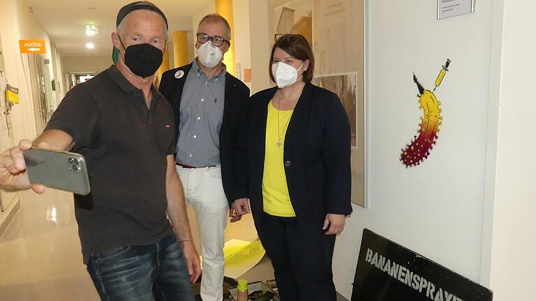 Alles Banane: Künstler Thomas Baumgärtel, Stefan Muffert als Vorsitzender des Kunstvereins sowie Personalleiterin Yvonne Riegel-Then vor Impfbanane Nr. 3.