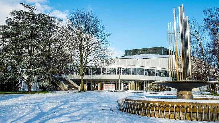 Blick auf das Theater der Stadt Schweinfurt und den Chateaudun-Park Anfang Januar 2022.