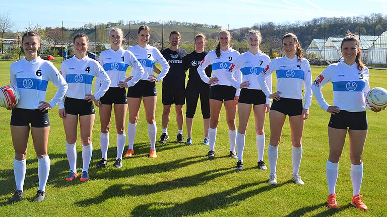 Die Endrunde um die deutsche Meisterschaft ist wieder das Ziel der Segnitzer Faustballerinnen mit (von links) Antonia Fuchs, Sophie Müller, Helen Gernet, Luisa Kaemmer, Trainer Uli Lauck, Betreuerin Steffi Lauck, Svenja Schröder, Lena Mark, Tatjana Müller und Ursina Sagstetter.