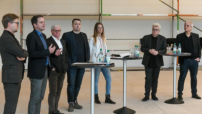 Pressekonferenz auf der Dauerbaustelle (von links): Würzburgs Kulturreferent Achim Könneke, Baureferent Benjamin Schneider, Lothar Meißner, Sven Franke und Carola Falkenmayer vom Büro FMP, Intendant Markus Trabusch und Geschäftsführender Direktor Dirk Terwey.