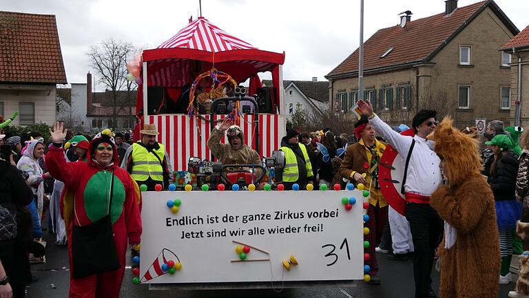 Straßen in Sand während des Faschingszugs gesperrt