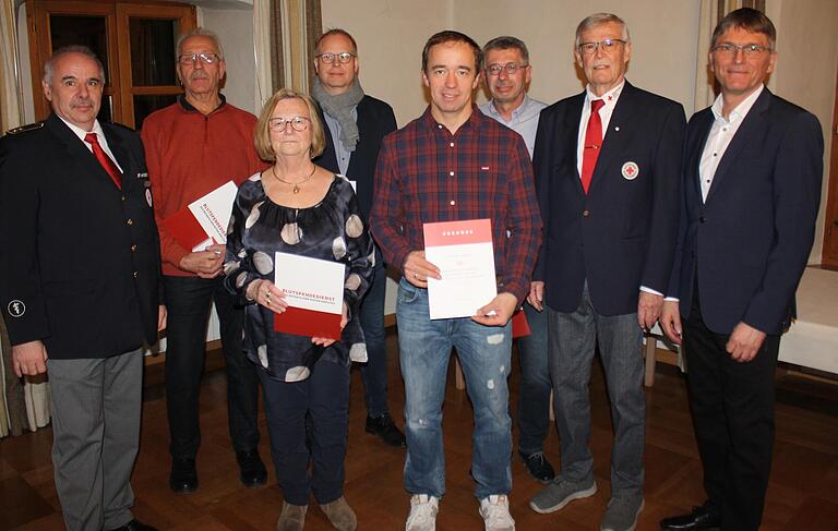 Beim Ehrenabend wurden auch Mehrfachblutspender geehrt (von links): Kreisbereitschaftsleiter Uwe Hand, Klaus Lückhof, Paula Rudloff, Thorsten Günnewicht, Steffen Klotz, Klaus Eusemann, BRK-Kreisvorsitzender Hartmut Bräuer und Bürgermeister Ulrich Werner. Beim Ehrenabend wurden auch Mehrfachblutspender geehrt (von links): Kreisbereitschaftsleiter Uwe Hand, Klaus Lückhof, Paula Rudloff, Thorsten Günnewicht, Steffen Klotz, Klaus Eusemann, BRK-Kreisvorsitzender Hartmut Bräuer und Bürgermeister Ulrich Werner.