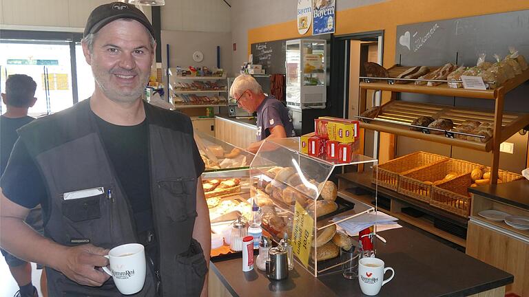 Alles für die tägliche Handwerkerbrotzeit, vom belegten Brötchen über Gebäck bis hin zur Kaffeeauswahl, gibt es im Kummrei.