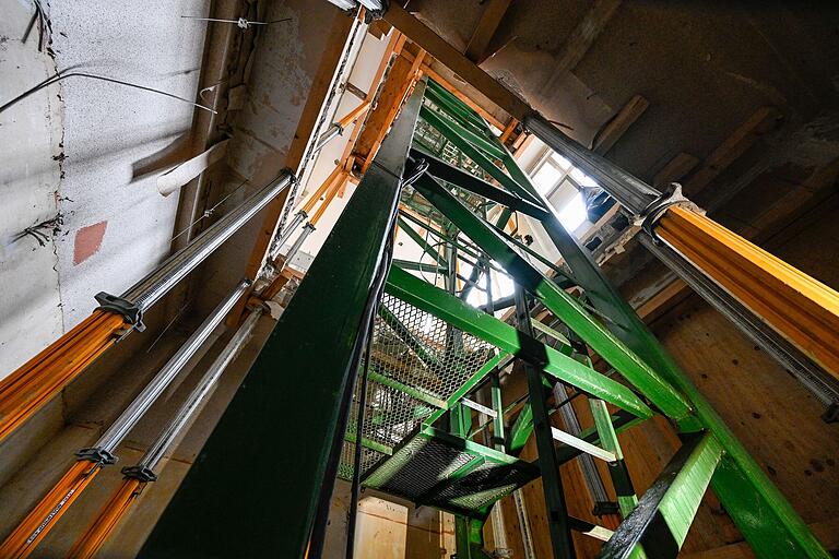 Der Gittermast des Krans geht von seinem Fundament im Keller durch das gesamte Haus.