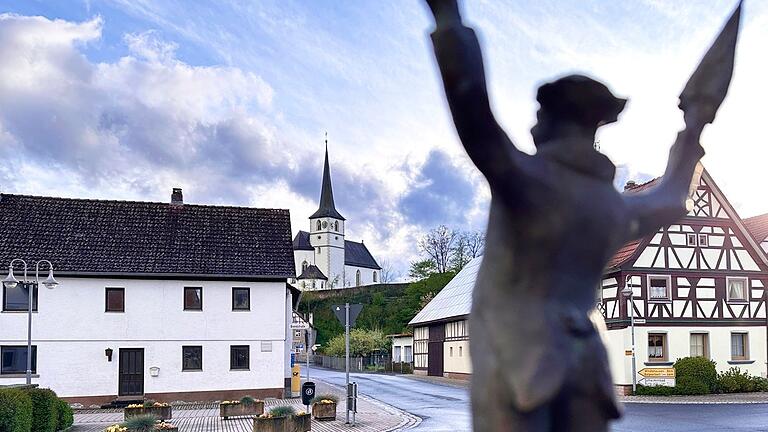 Nach wie vor ist die Umgestaltung des Dorfmittelpunktes in Schönau ein in der Bürgerversammlung heiß diskutiertes Thema. Man könnte fast meinen, dass auch das Männchen am Faschingsbrunnen keine Lösung parat hat.