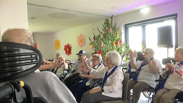 Die Sitztanzgruppe zeigte ihr Können vor dem Maibaum bei zackiger Musik und schöner Choreografie.       -  Die Sitztanzgruppe zeigte ihr Können vor dem Maibaum bei zackiger Musik und schöner Choreografie.