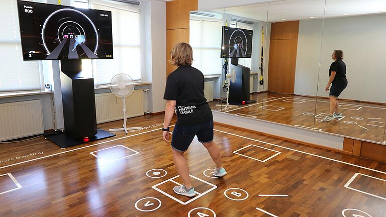 Rebecca Hönig muss schnell sein. Mit den Füßen steuert sie das 'Computerspiel' in ihrem Skillcourt.&nbsp;