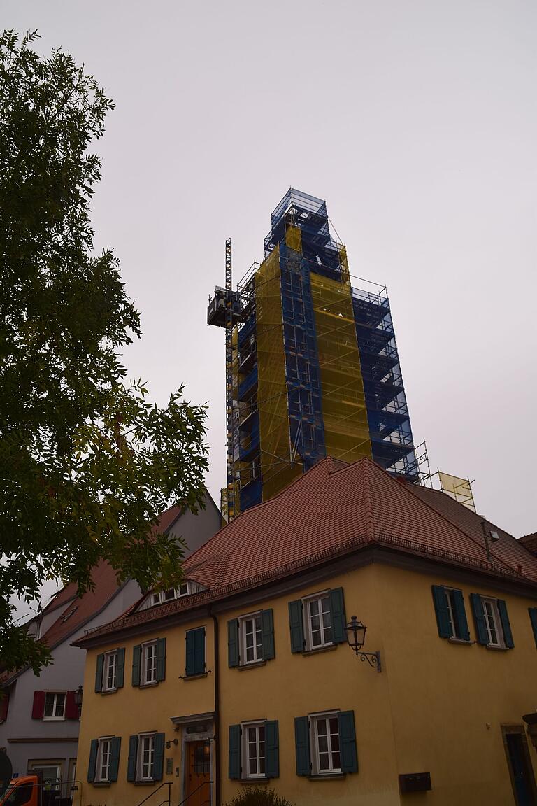 Eingerüstet präsentiert sich noch für einige Zeit der Würzburger Torturm.