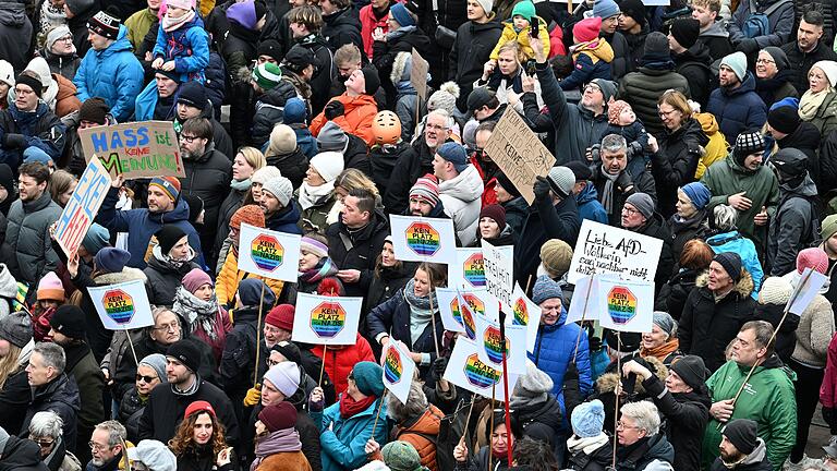 Ein Correctiv-Bericht zu einem Treffen rechtsradikaler Kreise in Potsdam bewegte: Nach den Veröffentlichungen demonstrierten bundesweit in den vergangenen Wochen Tausende Menschen gegen Rechtsextremismus - wie hier im Januar in Bremen.