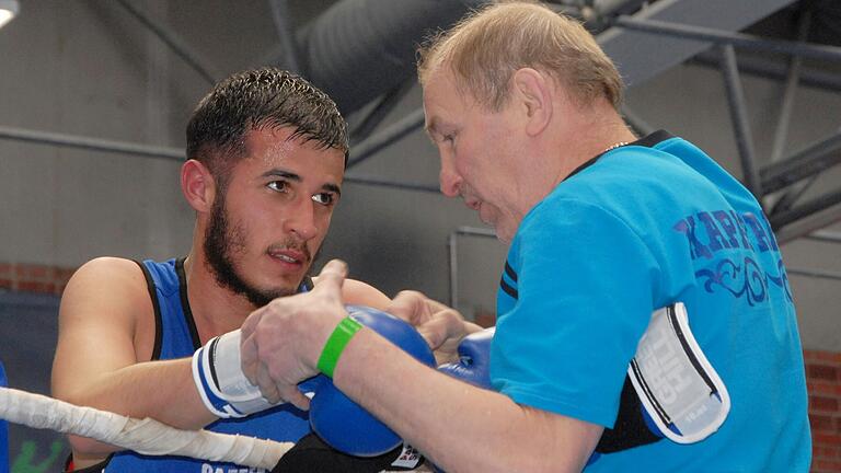 Trainer Jaroslav Iranitkiiy von Türkiyemspor Schweinfurt betreut seinen Schützling Kenan Ceylan, der sich mit starken Vorstellungen den Titel des Frankenmeisters verdiente. Trainer Jaroslav Iranitkiiy von Türkiyemspor Schweinfurt betreut seinen Schützling Kenan Ceylan, der sich mit starken Vorstellungen den Titel des Frankenmeisters verdiente.