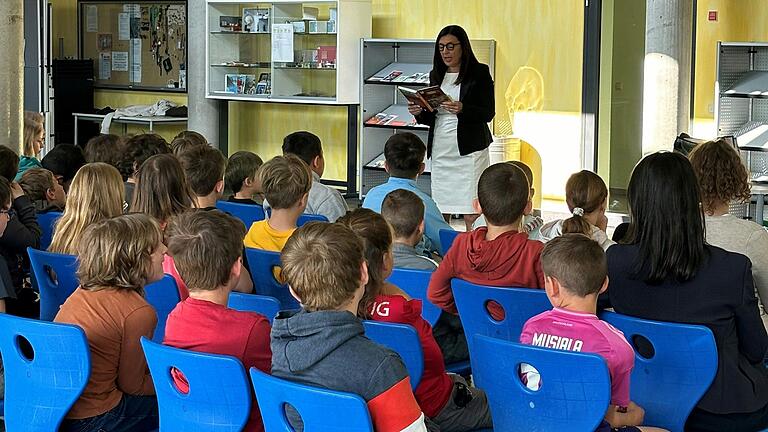 Abgeordnete Barbara Becker bei der Lesestunde in der Grundschule Wiesentheid.