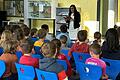 Abgeordnete Barbara Becker bei der Lesestunde in der Grundschule Wiesentheid.