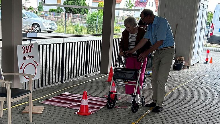 Bei einem Rollatoren-Kurs in der Tagespflege in Bad Neustadt konnten die Teilnehmenden bei einer Übung die Nutzung der Rollatoren üben.