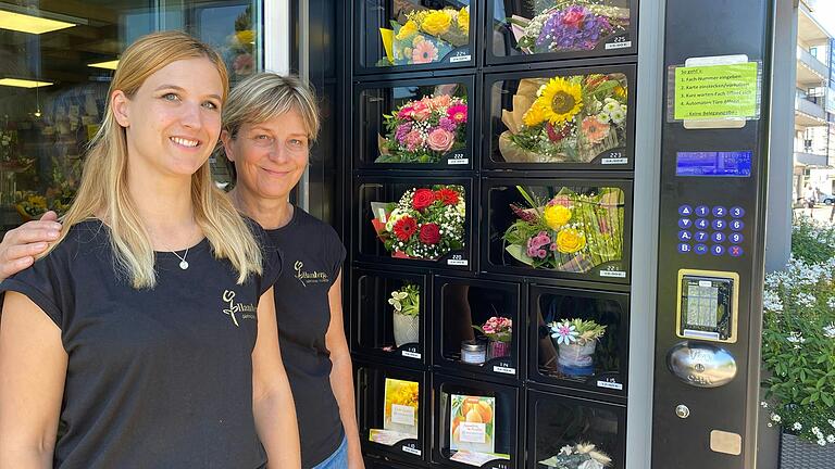 Bei Blumen Hamberger in Marktheidenfeld gibt es jetzt einen Blumenautomaten. Das Bild zeigt die beiden Geschäftsführerinnen, Marina Ziegler (links) und ihre Mutter Daniela Endres.