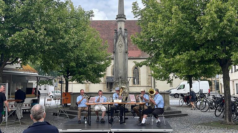 Die „Sander BlechRaaser“ sorgen am Samstag auf der Marktbühne für Stimmung.