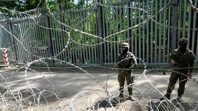 Migration nach Polen       -  Polnische Soldaten bewachen die Metallbarriere an der Grenze zu Belarus. Polen will das Recht auf Asyl aussetzen. (Archivbild)