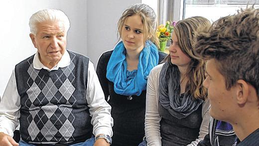 Spannende Begegnung: Herbert Mai (links) stellte sich den Fragen der Schüler des Deutschhaus-Gymnasiums: (von rechts) Yannik Paul, Philipp Stephan (verdeckt), Hannah Götzke und Elena Schröfer hatten mit ihren Mitschülern das Gespräch intensiv vorbereitet.
