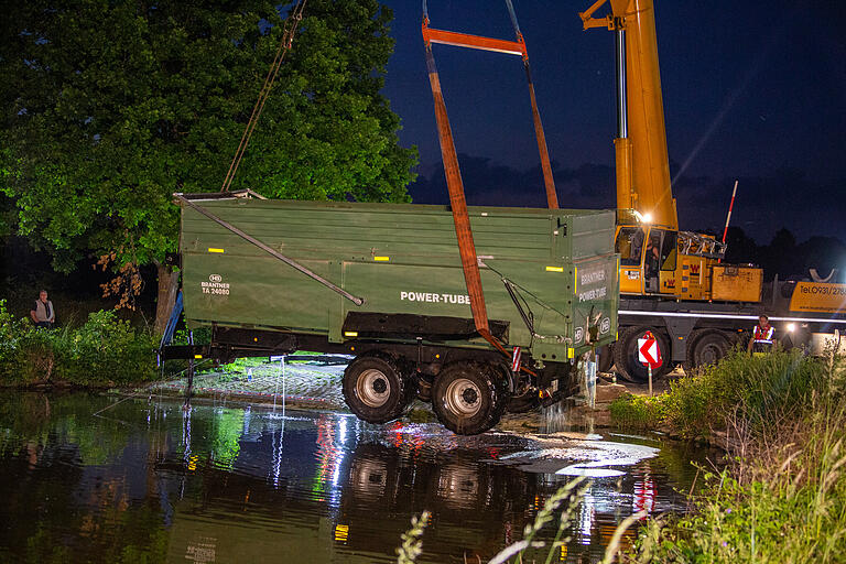 Die Bergung des Anhängers erfolgte nach rund acht Stunden. Zahlreiche Schaulustige waren vor Ort und beobachteten den Einsatz.