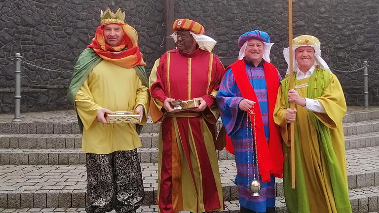 Guten Mutes, mit geweihter Kreide, Weihrauchfass und Spendenbox machten sich die Sternsinger (von links) Mathias Hüttner, Gerhard Vorndran, Bürgermeister Georg Seiffert und Landrat Thomas Habermann vom Kloster Kreuzberg aus auf ihren Weg.