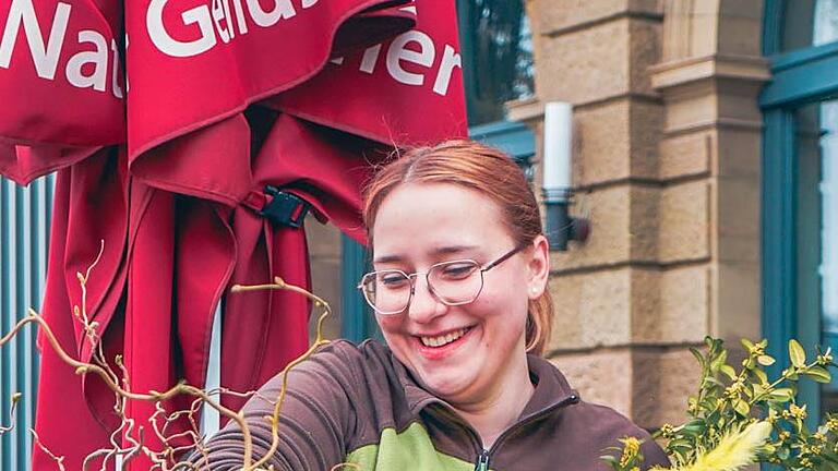 Fachkräfte der Gärtnerei sorgen für die passende Blumendeko.       -  Fachkräfte der Gärtnerei sorgen für die passende Blumendeko.