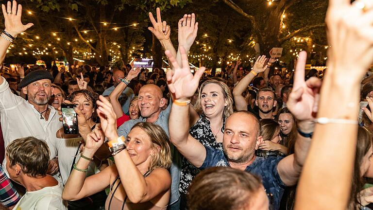 Partystimmung garantiert ist vor der Bühne des Volkacher Weinfestes.