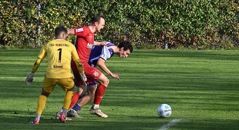 Aubstadts Mittelstürmer Marco Nickel (Mitte) überzeugte gegen den FC Eintracht Bamberg auf der für ihn ungewohnten Position in der Innenverteidigung.