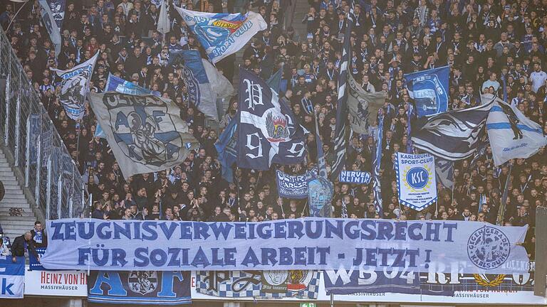 Hannover 96 - Karlsruher SC       -  Die Fanszene des Karlsruher SC äußert ihre Meinung zum Zeugnisverweigerungsrecht.