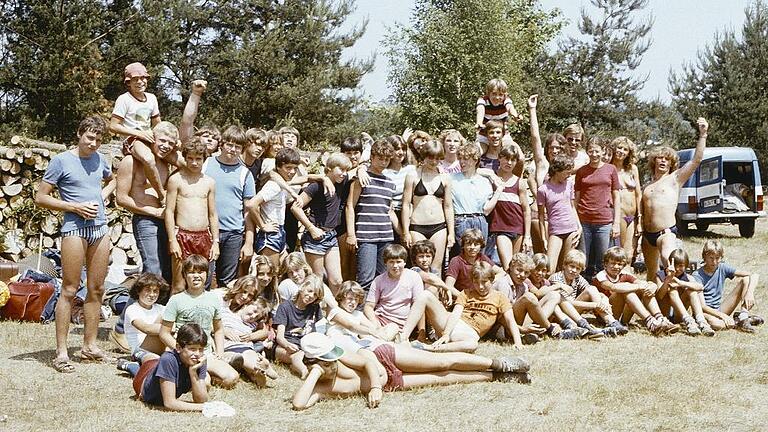 Die Anfangstage der KJG Erlabrunn: Gruppenbild beim Pfingstzeltlager 1982.