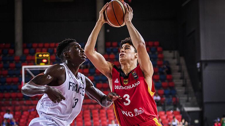 Joshua Obiesie bei der U-20-EM in Israel beim Sieg gegen Frankreich.