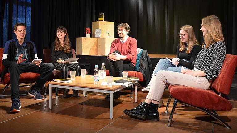 Literaturtag am Balthasar-Neumann- Gymnasium (von links): Moderator Benjamin Kohlhepp mit Rebekka Coulon, Autor&nbsp;Marko Dinic, Laura Gräder und Jana Schönfeld.