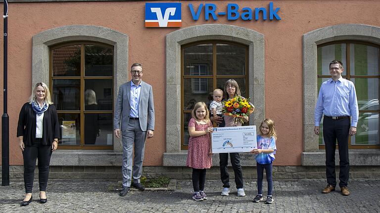 Auf dem Bild freut sich die glückliche Gewinnerin Edith Rüttiger mit ihren Enkelkindern. Es gratulieren zudem (von links) Katrin May, Markus Merz und Mathias Gerstner.