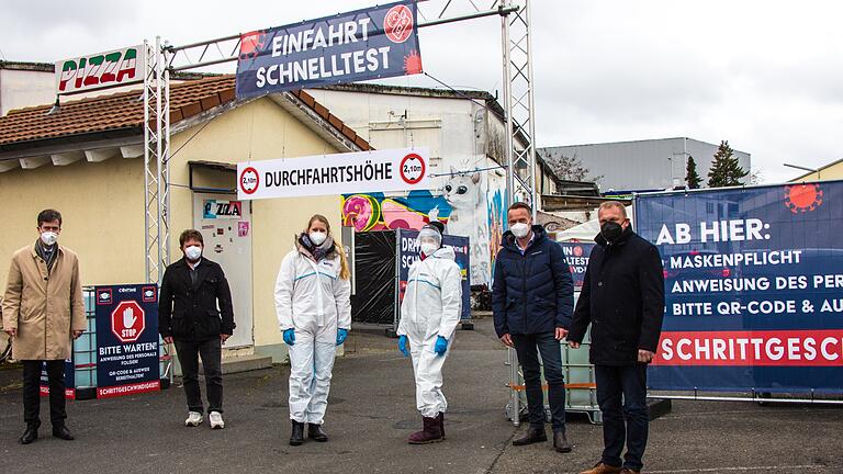 Pandemie-Prävention an Party-Location: Oberbürgermeister Christian Schuchardt, Airport-Inhaber Frank Knüpfing, Teresita Gonzalez Garcia und Katharina Vogt vom medizinischen Personal, Contime-Geschäftsführer Marco Kurre und Landrat Thomas Eberth (von links) an der Höhenkontrolle des Drive-Through-Betriebs.&nbsp;