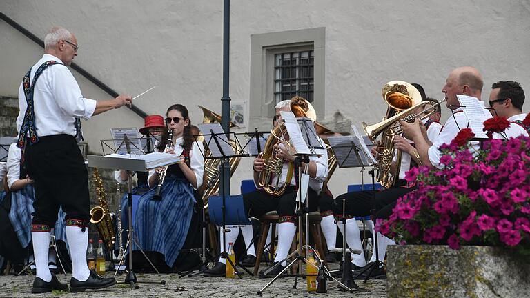 Flotte Klänge: Die große Kapelle des Musikvereins Fladungen begeisterte die Besucher des Marktplatz-Konzertes mit ihren Darbietungen.