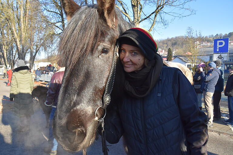 Die Oberbalbacher Vorführerin Anna Kalitz mit dem Reitpferd Shiva der Rasse Blauer Belgier, das auch bei den Giebelstädter Florian-Geyer-Spielen mitwirkt.