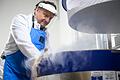 Jörg Fuchs, Mitarbeiter der Interdisziplinären Biomaterial- und Datenbank Würzburg (IBDW), holt eine Probe aus einem mit Stickstoff gekühlten Container. Die Temperatur beträgt minus 180 Grad.
