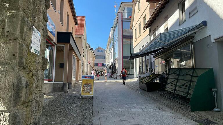 Der Aleppo-Markt (rechts im Bild) bleibt, zum 1. September will Betreiber Hamza Yahya einen weiteren Laden schräg gebenüber eröffnen. Der Aleppo-Markt (rechts im Bild) bleibt, zum 1. September will Betreiber Hamza Yahya einen weiteren Laden schräg gebenüber eröffnen.