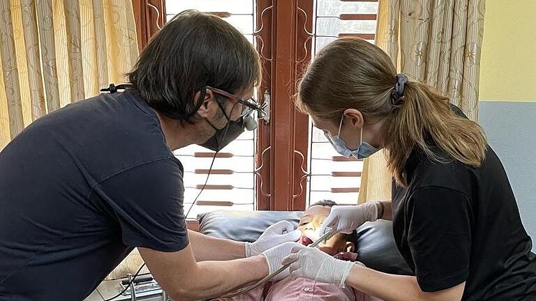 Dr. Oliver Heilmann bei einer Behandlung in der Gesundheitsstation der Schule. Dr. Oliver Heilmann bei einer Behandlung in der Gesundheitsstation der Schule.