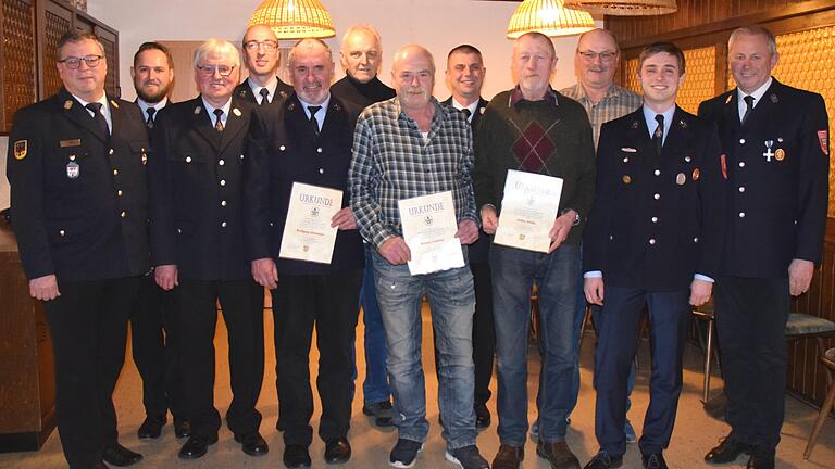 Einen Führungswechsel und Ehrungen verdienter Mitglieder beinhaltete die Jahreshauptversammlung der Freiwilligen Feuerwehr Euerbach: (von links) Kreisbrandrat Holger Strunk, neuer Kommandant Andreas Schraut, neuer Ehrenkommandant Reiner Schraut, neuer Zweiter Kommandant Marcus Englert, Wolfgang Herrmann (25 Jahre Mitglied), Ehrenkommandant Helmut Kirchner (50), Werner Schirmer (40), Dirk Haseney (bisheriger Zweiter Kommandant), Andre Müller (40), Günter Stein (40), stellvertretender Vereinsvorsitzender Thomas Arnold, Vereinsvorsitzender Arthur Arnold. Einen Führungswechsel und Ehrungen verdienter Mitglieder beinhaltete die Jahreshauptversammlung der Freiwilligen Feuerwehr Euerbach: (von links) Kreisbrandrat Holger Strunk, neuer Kommandant Andreas Schraut, neuer Ehrenkommandant Reiner Schraut, neuer Zweiter Kommandant Marcus Englert, Wolfgang Herrmann (25 Jahre Mitglied), Ehrenkommandant Helmut Kirchner (50), Werner Schirmer (40), Dirk Haseney (bisheriger Zweiter Kommandant), Andre Müller (40), Günter Stein (40), stellvertretender Vereinsvorsitzender Thomas Arnold, Vereinsvorsitzender Arthur Arnold.