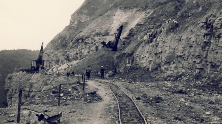 Abenteuerlich wirken die Gleise, auf denen die Steintransporte fuhren. Die Aufnahme stammt von 1955. Abenteuerlich wirken die Gleise, auf denen die Steintransporte fuhren. Die Aufnahme stammt von 1955.